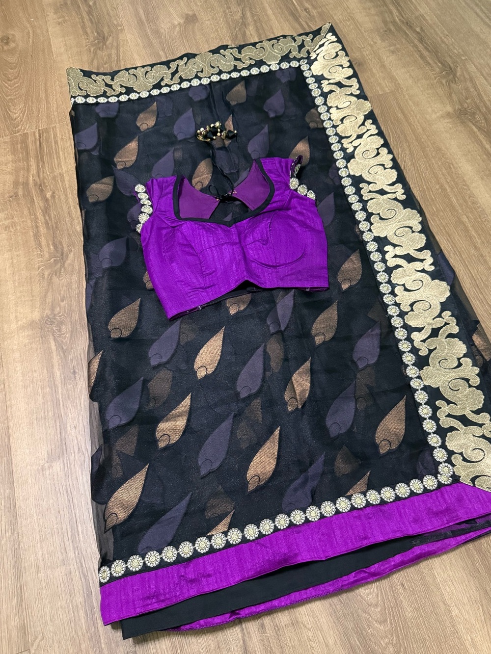 Womens beautiful Indian saree - Picture 4 of 8